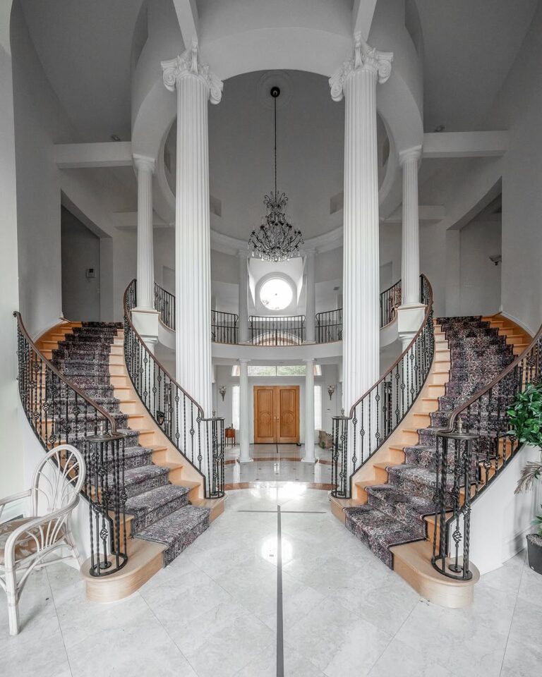 Exploring the Incredible Foyer of a Massive Abandoned Mansion