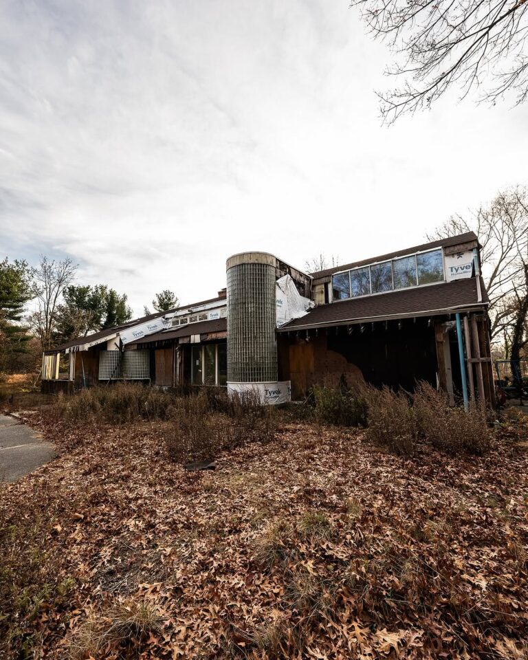 The Mystery of New York’s Abandoned Modern Mansion