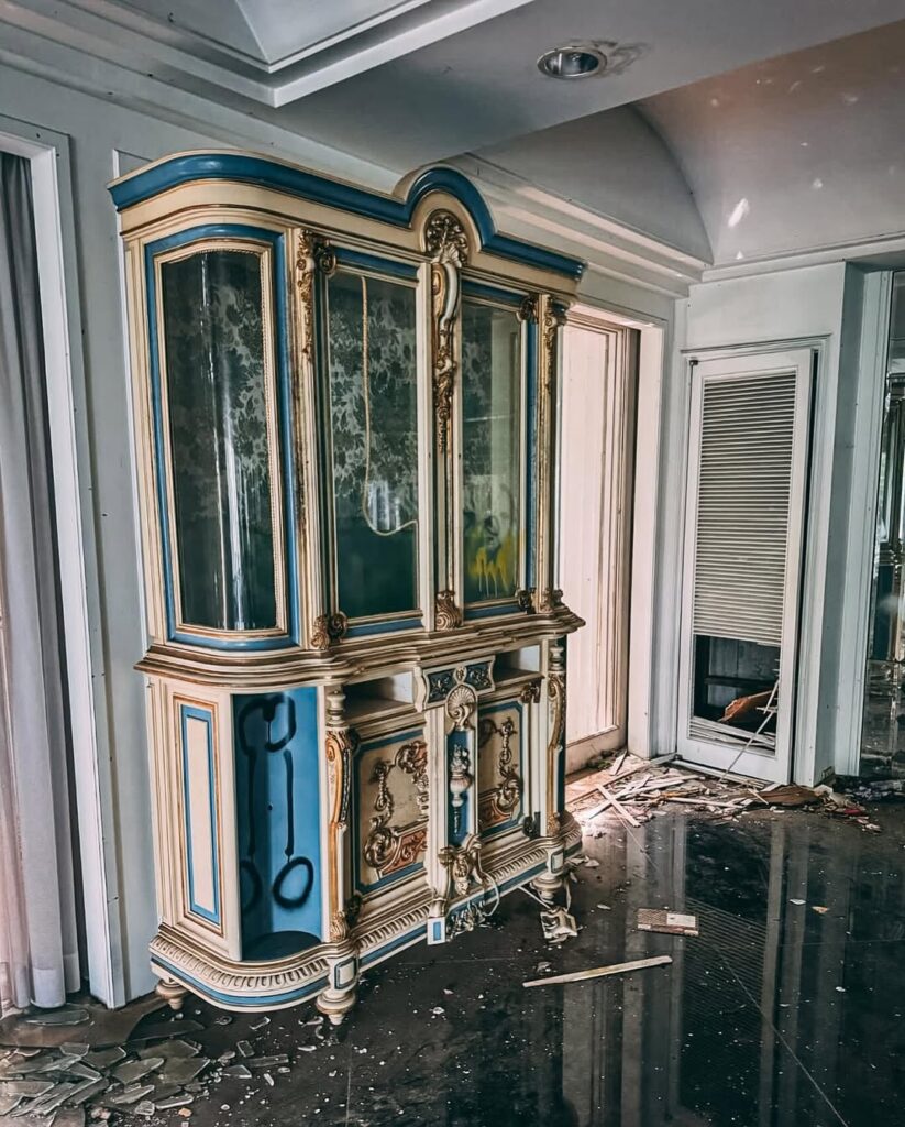 Abandoned Billionaires Mansion in Japan