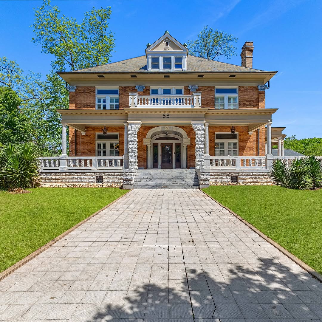 Discover Luxury Homes in Newnan, GA: A Showcase of Beautiful Woodwork
