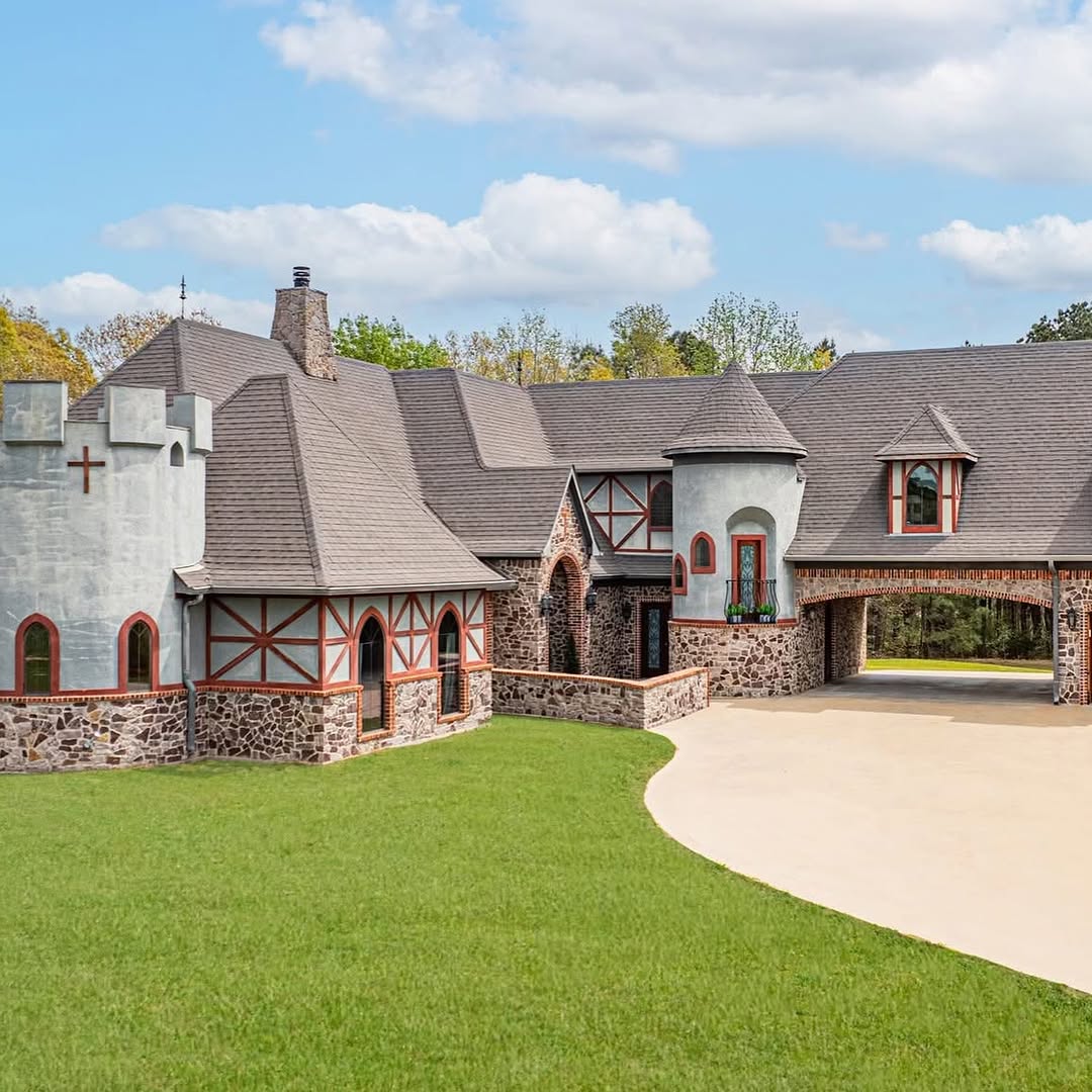 Castle at Home in Gilmer