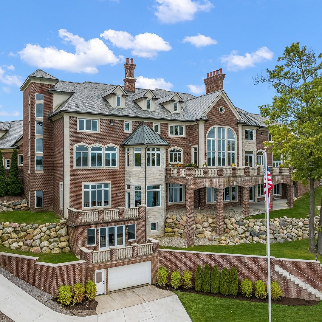 A 2002 Mansion That Rivals Pennsylvania's Elite